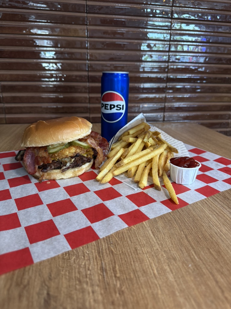 Zestaw burger, frytki, sos i Pepsi