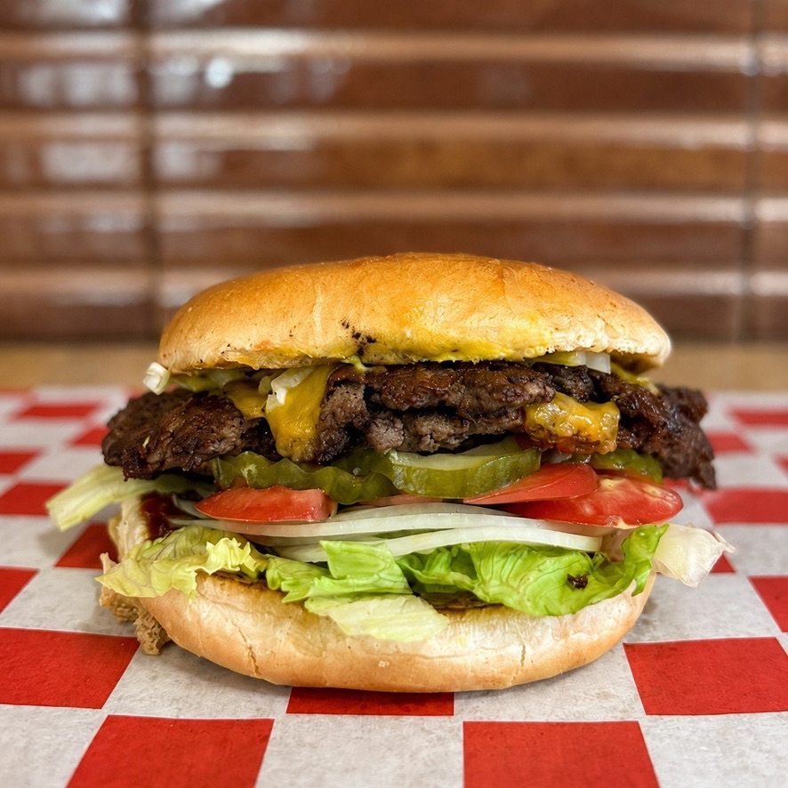 Burger PIXEL ze świeżymi dodatkami