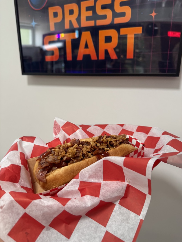 Hot dog PIXEL na tle napisu Press Start